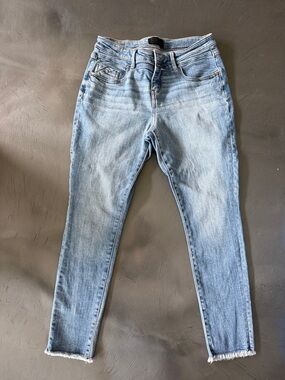 Buckle Light Wash Skinny Jeans - Light Blue